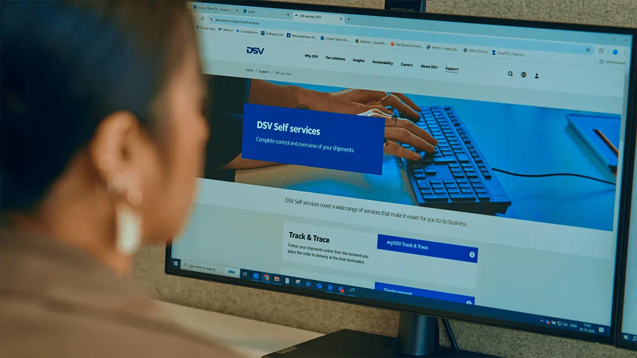 Woman opening the DSV Self Services page